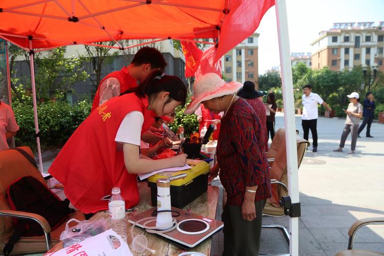 很愿意用自己所學(xué)的技術(shù)為社區(qū)居民維修日常家用電器以及小型數(shù)碼家電